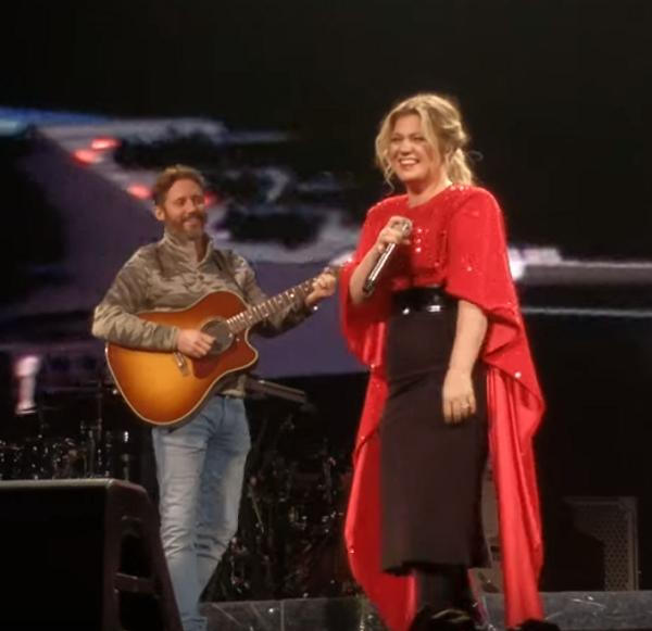 Kelly Clarkson’s Hubby Sneaks Up Behind Her On Stage In The Middle Of ...
