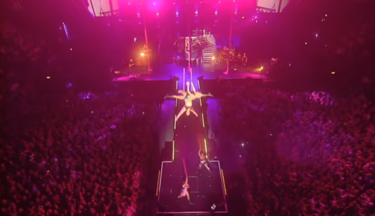 Pink Shows Her Acrobatic Skills When Performing ‘Get The Party Started’