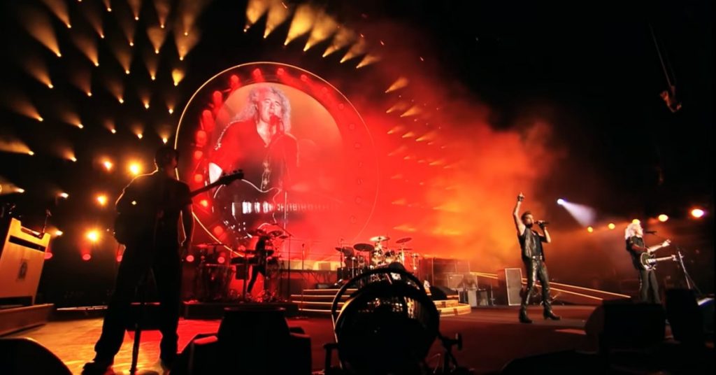 Queen + Adam Lambert Go Live To Thrill The Crowd With ‘Fat Bottomed ...