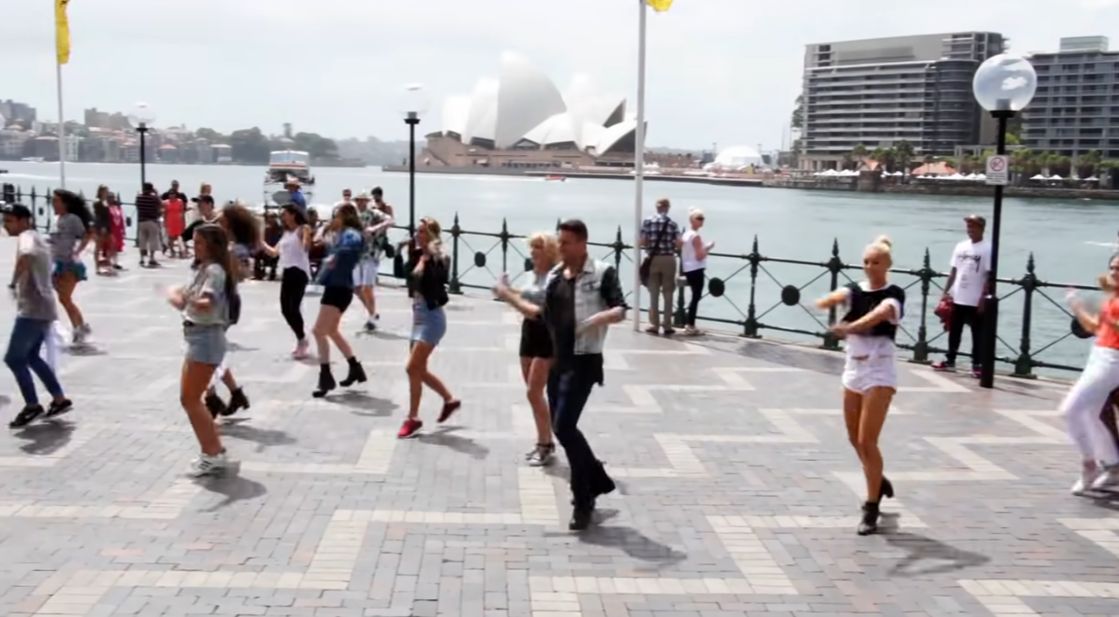 A Boardwalk Crowd Does An Amazing ‘uptown Funk Flash Mob 