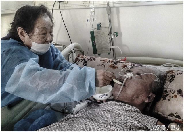 Photo Emerges After Man Kisses His Wife Of 80 Years One Last Time ...