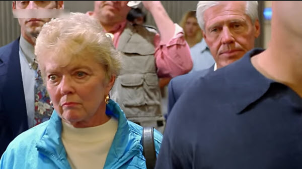 Rude Woman Brazenly Cuts Express Lane Line With Way Too Many Items ...